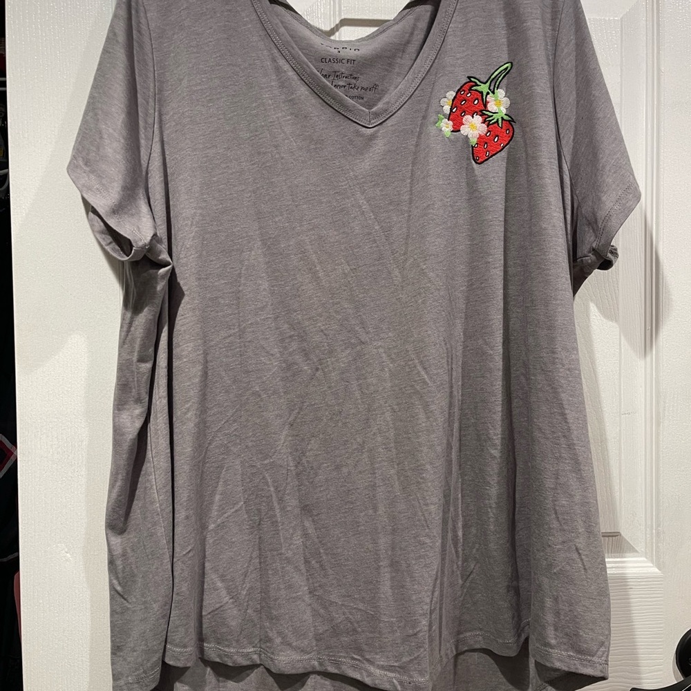Torrid Classic Fit Gray Strawberry Farmer’s Market V-Neck Top Size 3